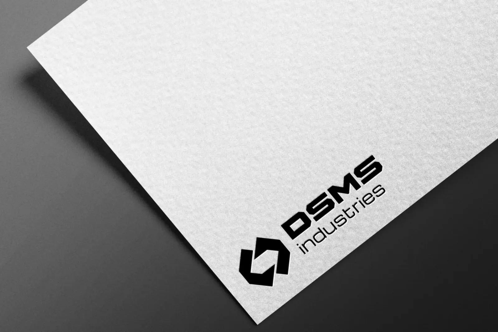 Papier à en-tête DSMS Industries posé sur un fond sombre
