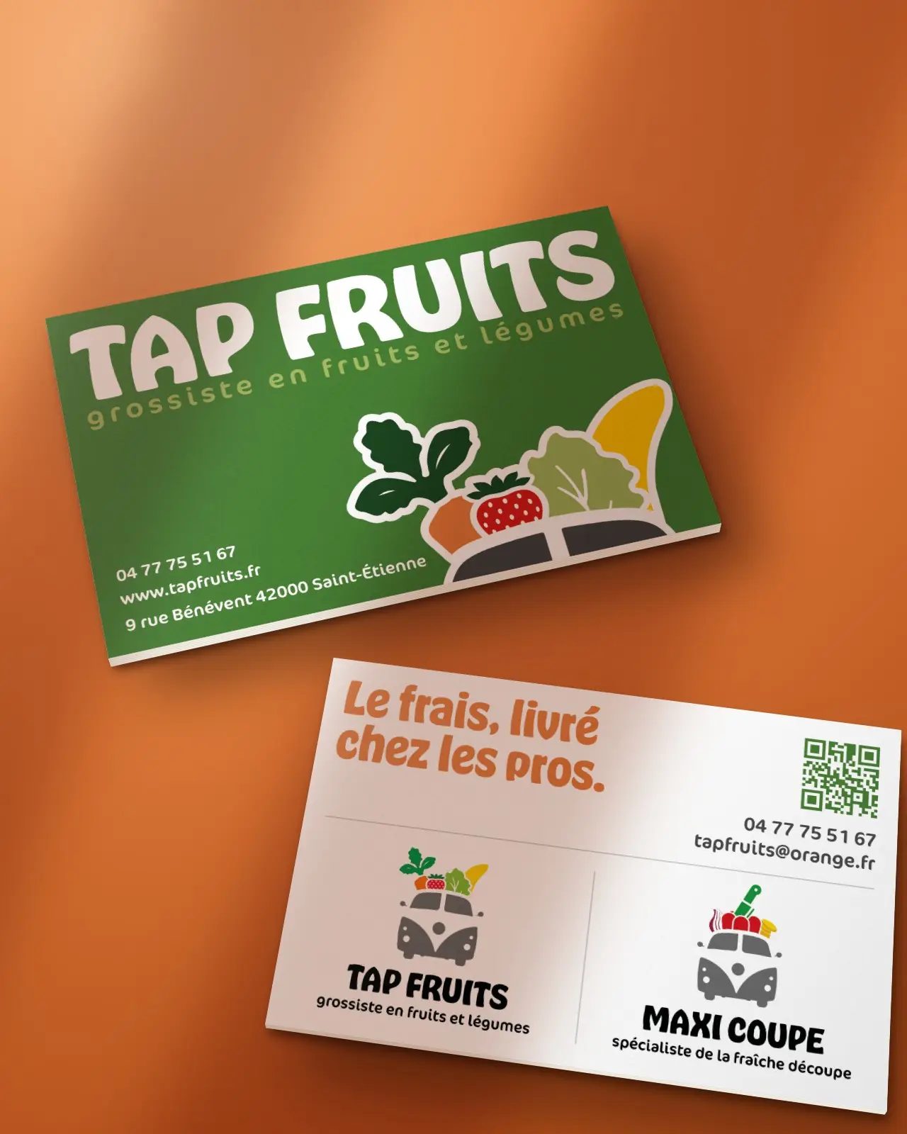 Cartes de visite TAP Fruits, recto vert et verso blanc, posées en piles